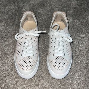 Vince Camuto Sneaker